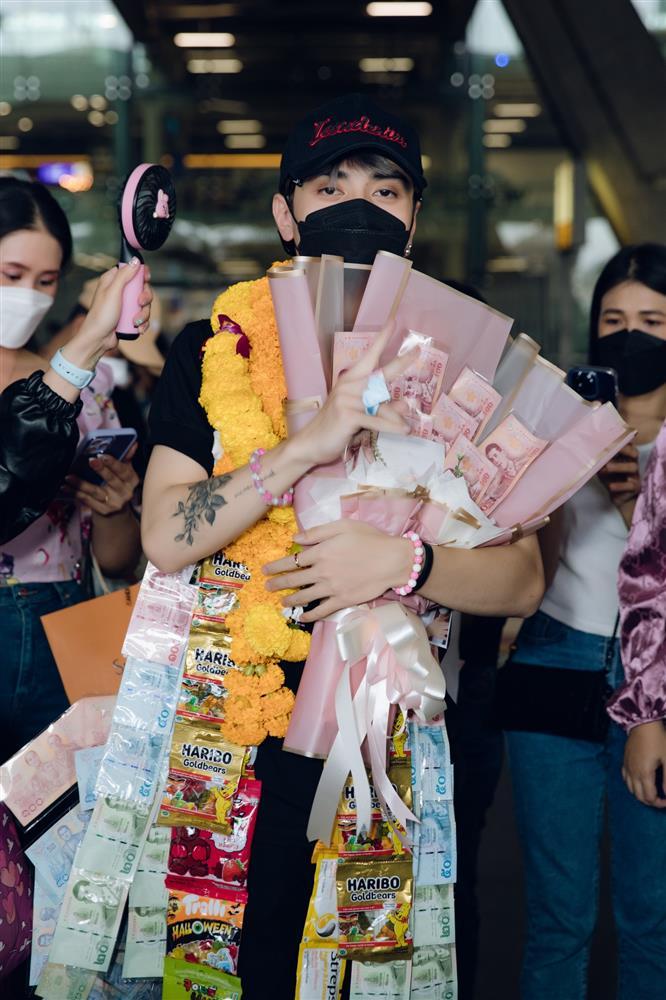 Tặng fan dép tổ ong, Quang Hùng MasterD nhận lại vòng hoa tiền-3