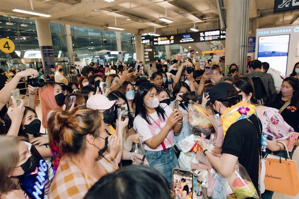 Tặng fan dép tổ ong, Quang Hùng MasterD nhận lại vòng hoa tiền-5