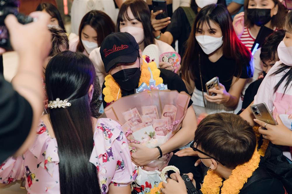 Tặng fan dép tổ ong, Quang Hùng MasterD nhận lại vòng hoa tiền-7