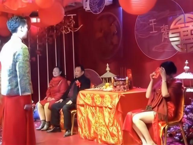 Phát hiện mẹ vợ là bạn gái cũ, mẹ vợ cúi đầu không dám nhìn con rể-3