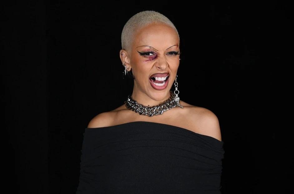 Doja Cat sơn vàng mặt-2