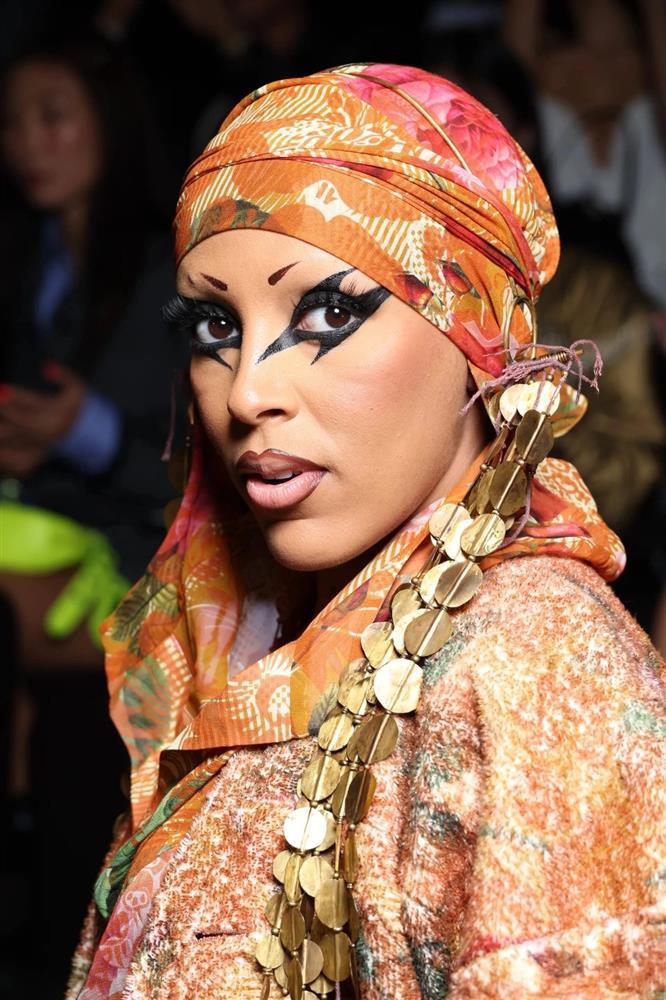 Doja Cat sơn vàng mặt-4