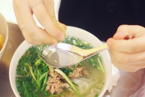 Quán phở ba đời ở phố cổ Hà Nội: Giá khó tin, khách chờ đến lượt-11