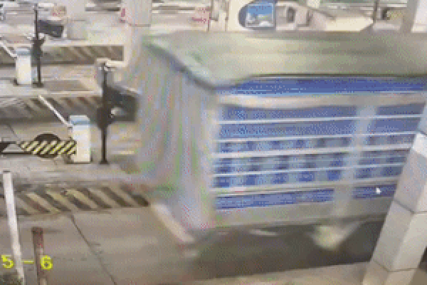 Ô tô 18 lần thông chốt trạm thu phí, lần 19 bị bắt vì húc đuôi xe tải-1