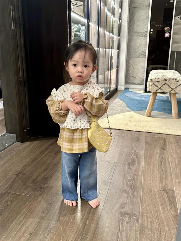 Ái nữ Cường Đô La làm dáng với túi 22 triệu điệu hơn mẹ-1