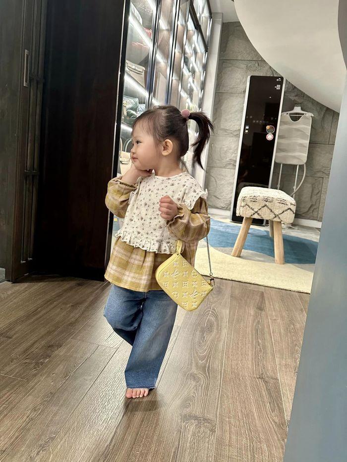 Ái nữ Cường Đô La làm dáng với túi 22 triệu điệu hơn mẹ-3