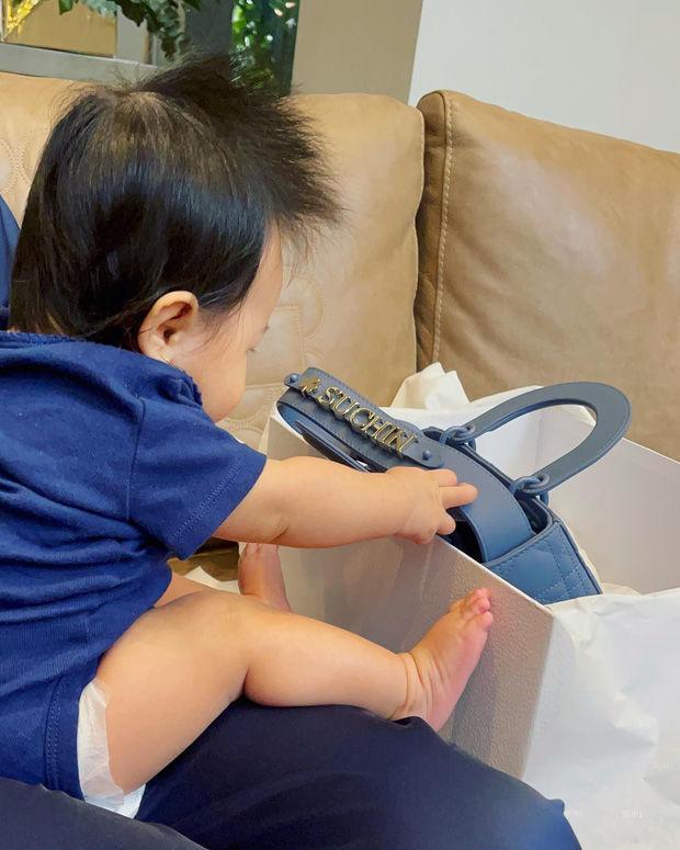 Ái nữ Cường Đô La làm dáng với túi 22 triệu điệu hơn mẹ-9