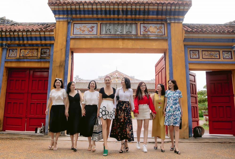 Mỹ Lệ gây tranh cãi vì mặc bra top, tóc nhuộm hồng đi họp lớp ở tuổi 50-1