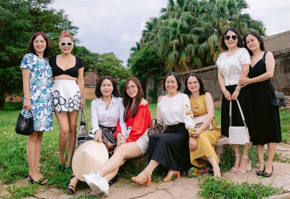 Mỹ Lệ gây tranh cãi vì mặc bra top, tóc nhuộm hồng đi họp lớp ở tuổi 50-2