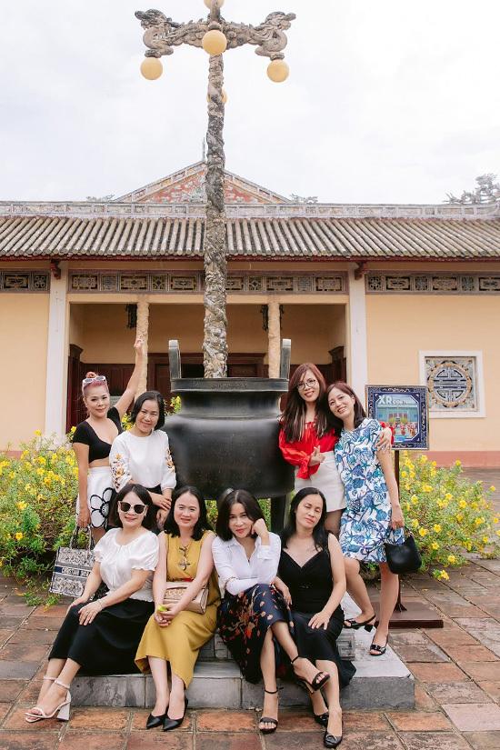 Mỹ Lệ gây tranh cãi vì mặc bra top, tóc nhuộm hồng đi họp lớp ở tuổi 50-4