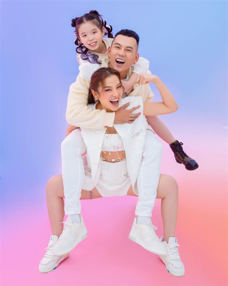 Tròn mắt cảnh Phương Trinh Jolie cõng cả chồng lẫn con-3