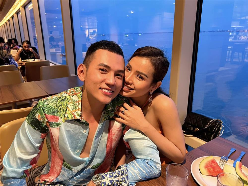 Tròn mắt cảnh Phương Trinh Jolie cõng cả chồng lẫn con-7