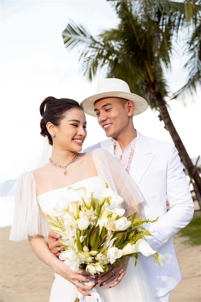 Tròn mắt cảnh Phương Trinh Jolie cõng cả chồng lẫn con-4