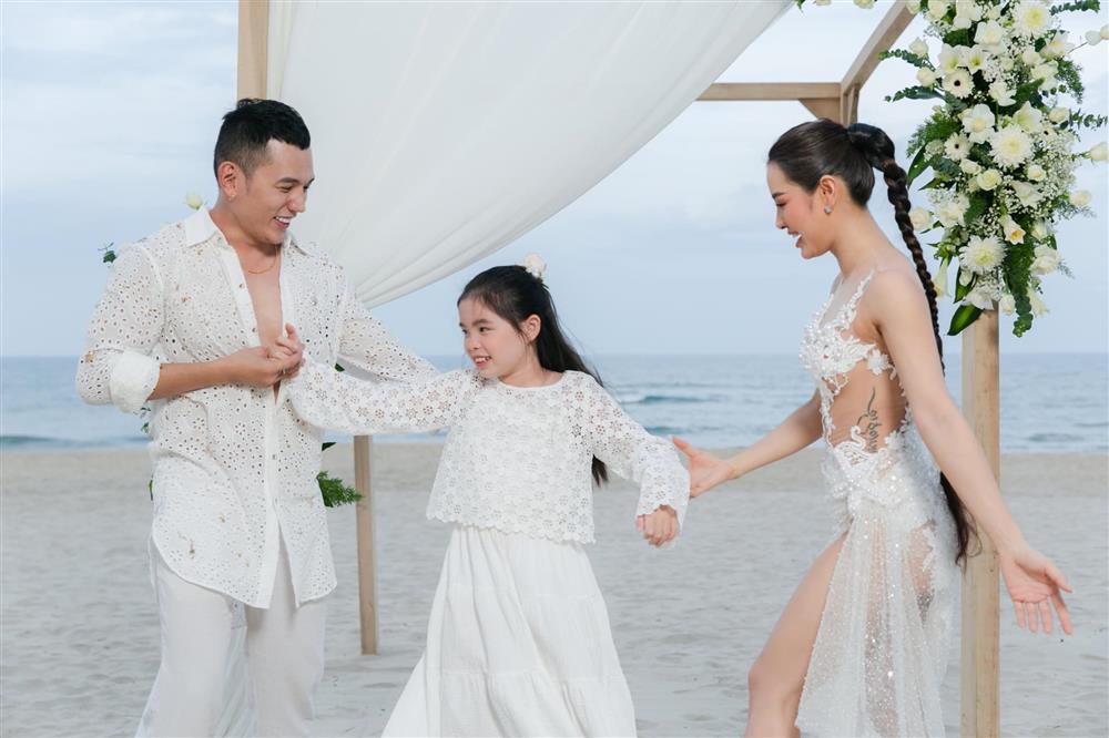 Tròn mắt cảnh Phương Trinh Jolie cõng cả chồng lẫn con-6