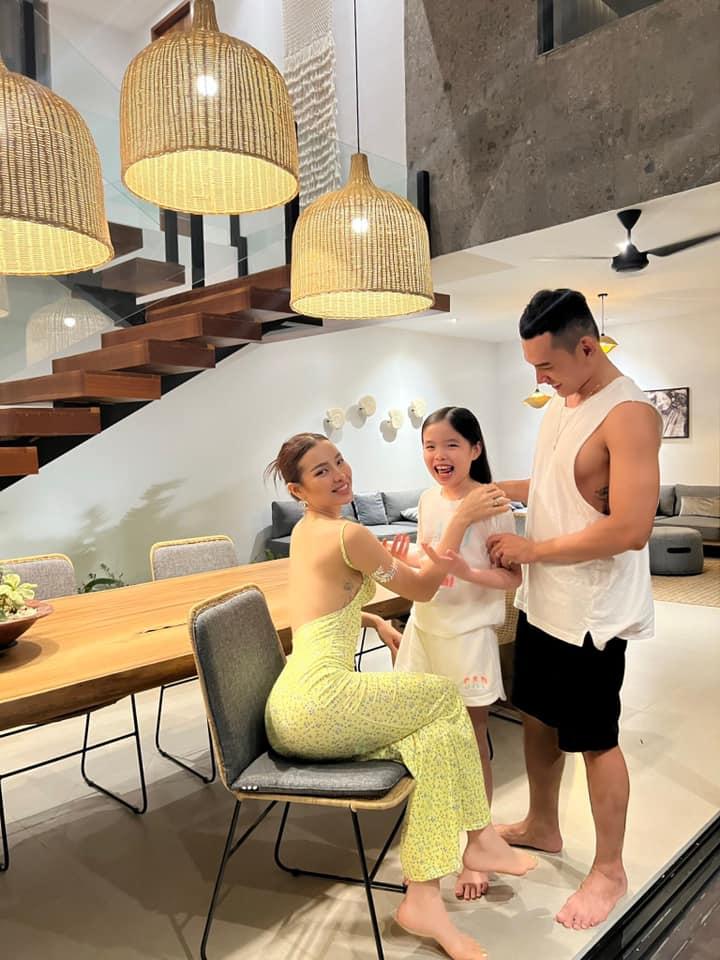 Tròn mắt cảnh Phương Trinh Jolie cõng cả chồng lẫn con-9