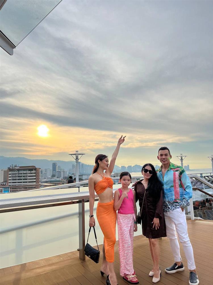 Tròn mắt cảnh Phương Trinh Jolie cõng cả chồng lẫn con-12