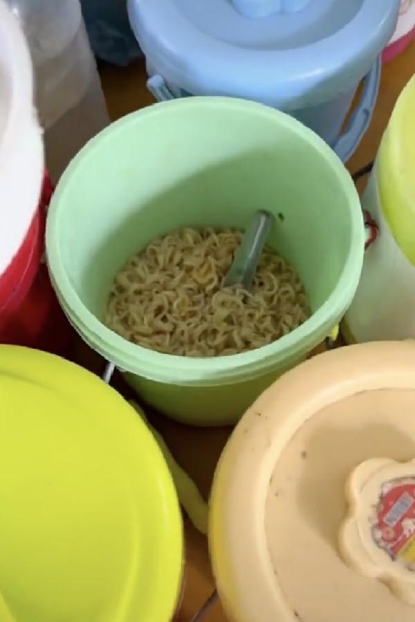 Nhói lòng những cặp lồng cơm của các em học sinh vùng cao-5