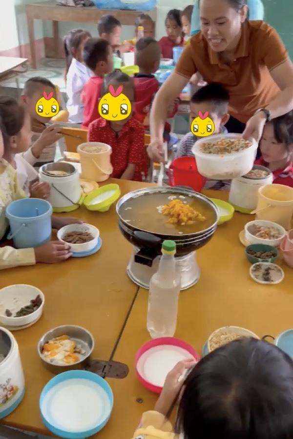 Nhói lòng những cặp lồng cơm của các em học sinh vùng cao-7