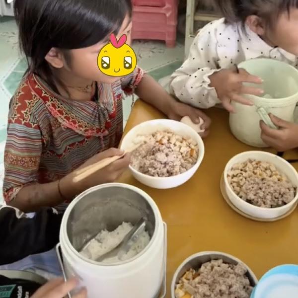 Nhói lòng những cặp lồng cơm của các em học sinh vùng cao-8