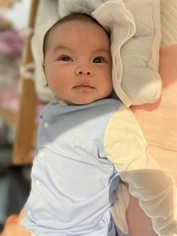 Con gái út của Phạm Quỳnh Anh giống mẹ như lột-2