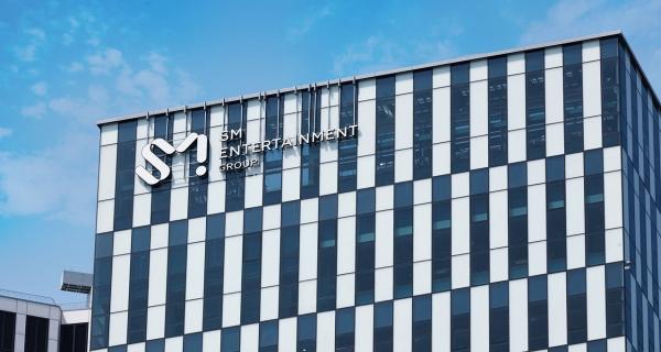 Từ nhân viên bán gà trở thành producer đối tác của IU - SNSD-3