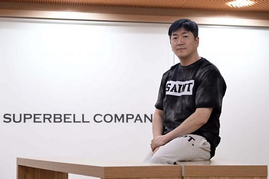 Từ nhân viên bán gà trở thành producer đối tác của IU - SNSD