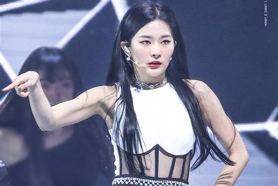 Seulgi (Red Velvet) 'xao xuyến' khi được fan nữ 17 tuổi cầu hôn