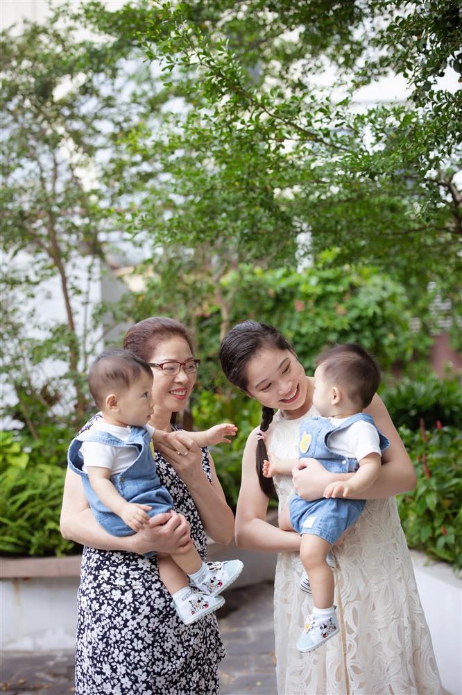 Mẹ vợ Shark Hưng lần đầu lộ diện bên cặp cháu song sinh-7