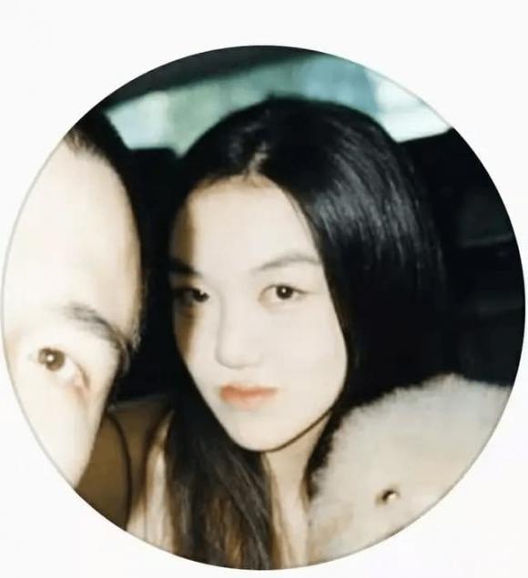 Con gái Lý Á Bằng thoa kem nền trắng bệch, kẻ mắt sắc sảo-1