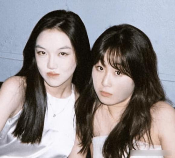 Con gái Lý Á Bằng thoa kem nền trắng bệch, kẻ mắt sắc sảo-2