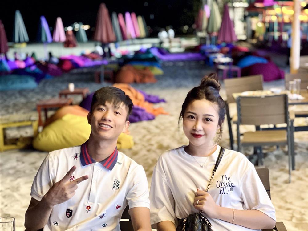 Vợ Văn Đức gây chú ý với mặt mộc, bạn gái Văn Hậu thì sao?-4