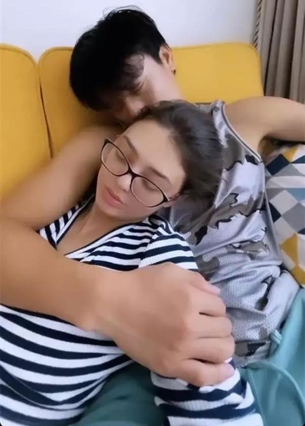 Vợ Văn Đức gây chú ý với mặt mộc, bạn gái Văn Hậu thì sao?-5