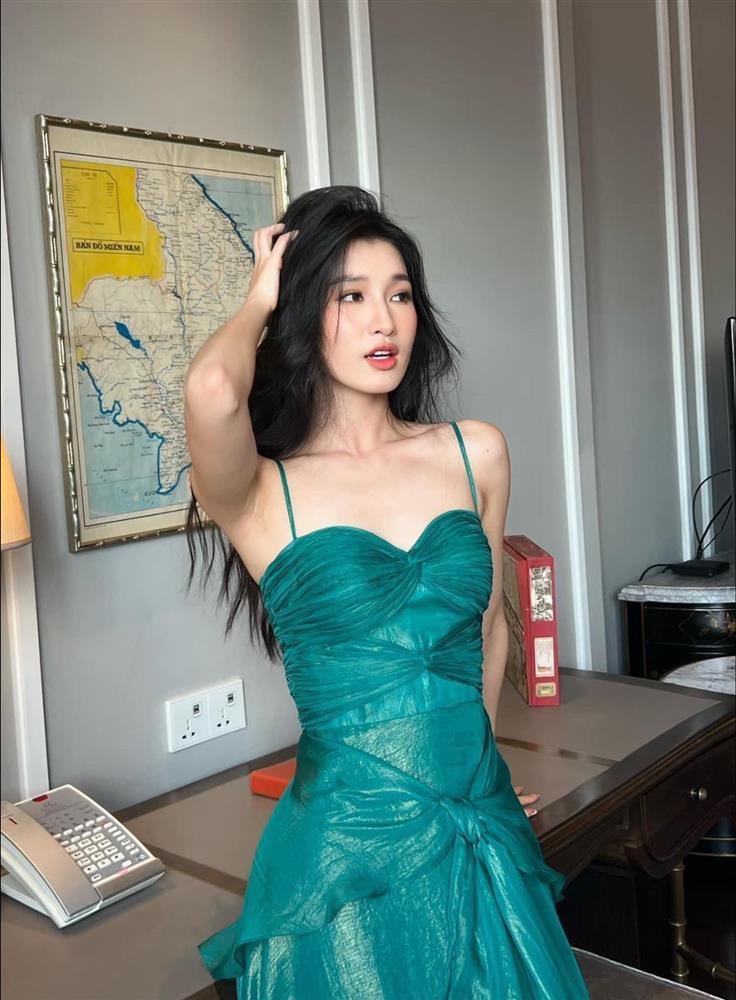 Elly Trần kín bưng đi biển - Đoàn Thiên Ân khoe dáng chữ S-6