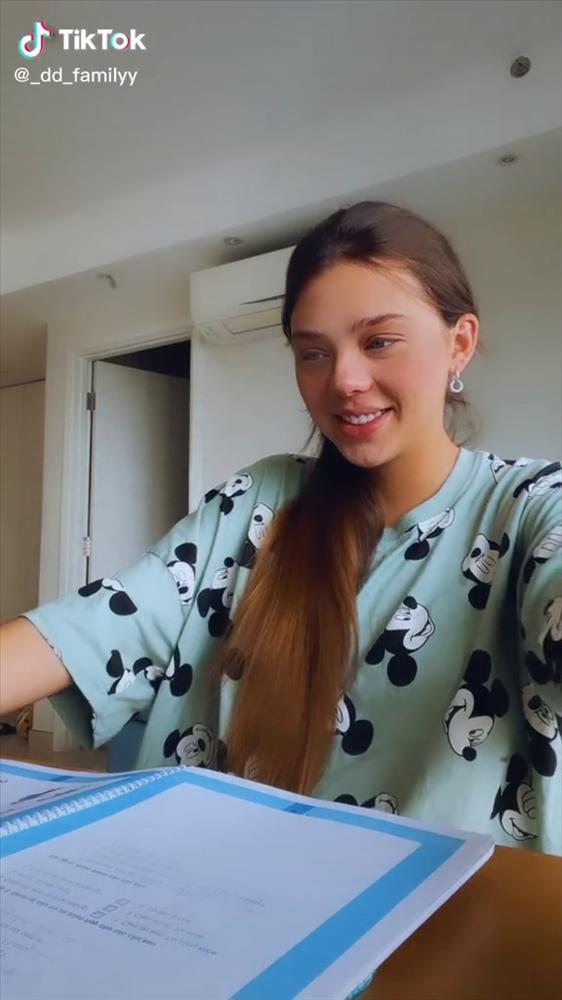 Vợ Bùi Tiến Dũng khoe học tiếng Việt, phát sốt ảnh cận mặt mẹ bầu-5