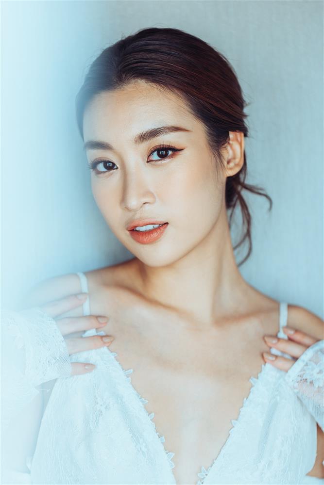 Đỗ Mỹ Linh tung ảnh mặc váy cưới đi giày sneaker độc lạ-1