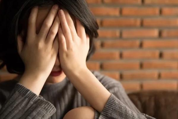 Quắn quéo hình ảnh 2 thanh niên đi tiệc ôm khư khư túi xách bạn gái-4