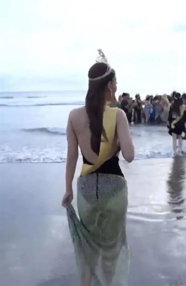 Mặc ai khệ nệ váy đầm, Thiên Ân nhẹ xách lưới đánh cá xuống biển-7