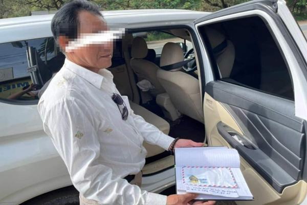 Nhóm côn đồ mang hung khí hỗn chiến, chặn đường chém nát ô tô-5