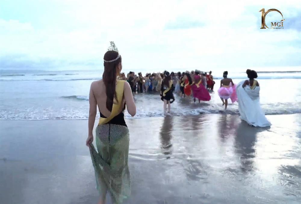 Nhìn Thiên Ân lưới đánh cá, dân mạng lại thương miss quấn chăn-18