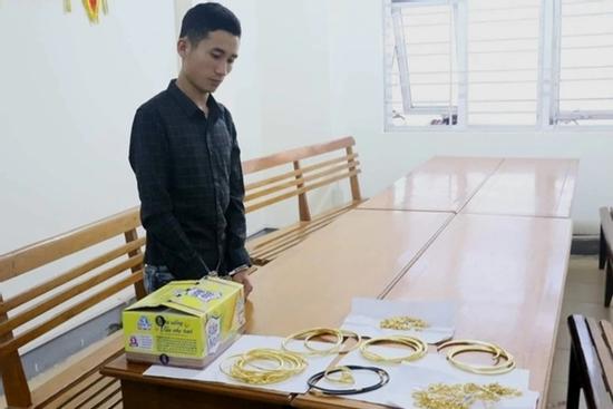 Đột nhập tiệm vàng trộm hơn 183 chỉ vàng rồi trốn vào Nam