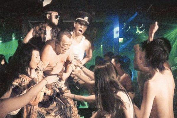 Trùm showbiz Trung Quốc sống ẩn dật sau hàng loạt tai tiếng-3