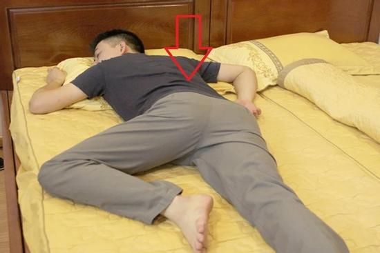 Cổ nhân thường nói: Trai nằm sấp gái thở dài, là như thế nào?