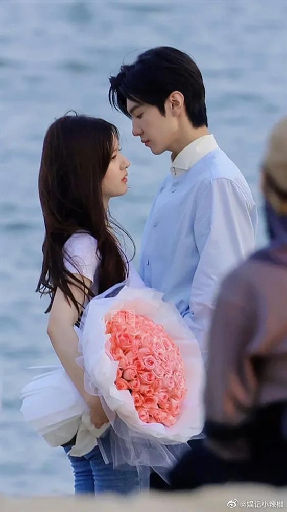 Lộ ảnh Trần Triết Viễn bế Triệu Lộ Tư đầy tình cảm, phá tan tin đồn không thân thiết-1