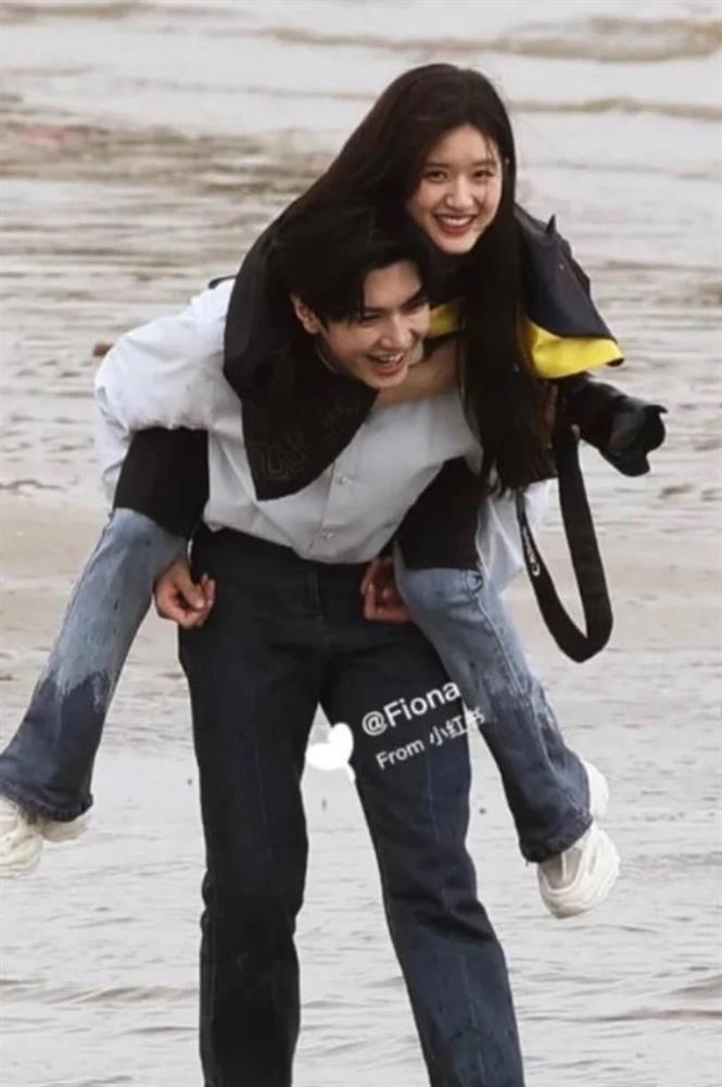 Lộ ảnh Trần Triết Viễn bế Triệu Lộ Tư đầy tình cảm, phá tan tin đồn không thân thiết-3