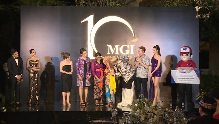 Thùy Tiên 10 điểm tinh tế khi chụp cùng người khuyết tật-1