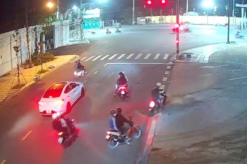 Nhóm côn đồ mang hung khí hỗn chiến, chặn đường chém nát ô tô-2