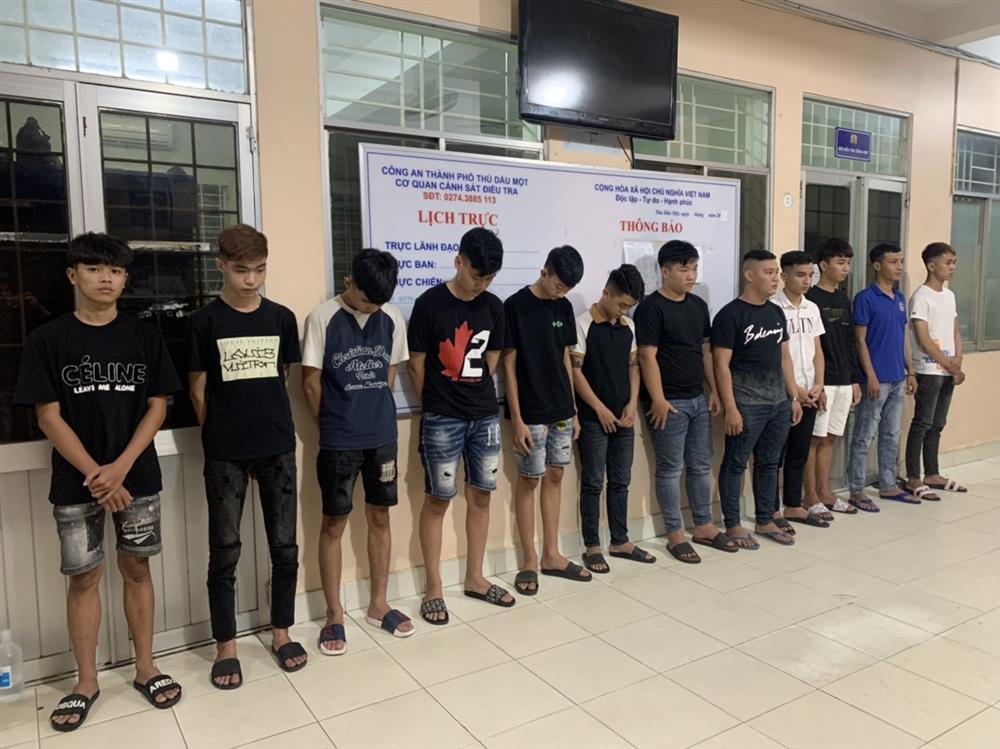 Nhóm côn đồ mang hung khí hỗn chiến, chặn đường chém nát ô tô-1