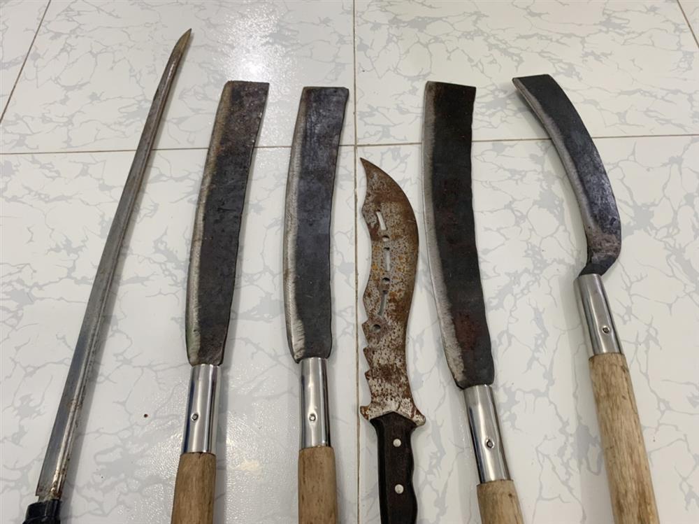 Nhóm côn đồ mang hung khí hỗn chiến, chặn đường chém nát ô tô-3