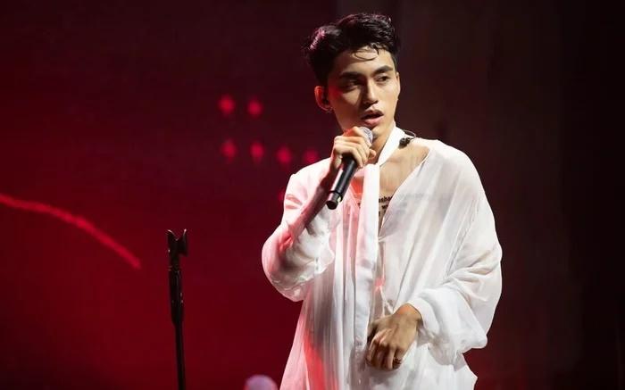 HIEUTHUHAI bắt trend áo đen bó sát giống MONO-1