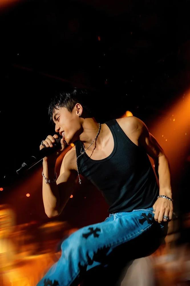 HIEUTHUHAI bắt trend áo đen bó sát giống MONO-2